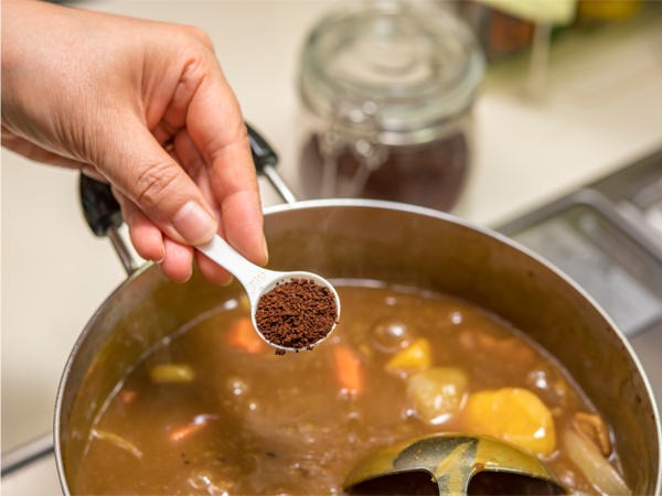 カレーにスパイスを入れている写真