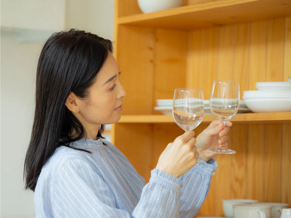 グラスを磨いている女性の写真