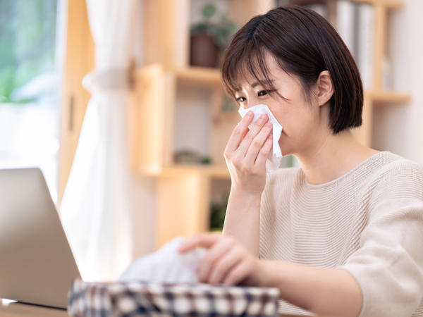 花粉症に苦しむ女性の写真