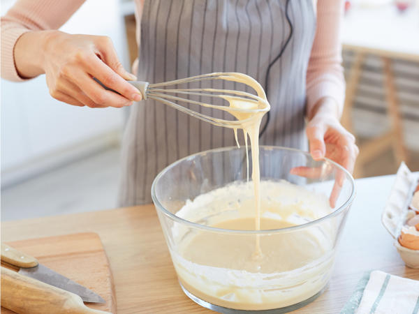 小麦粉をボールで混ぜている写真