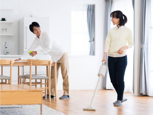 夫婦で分担して掃除をする写真